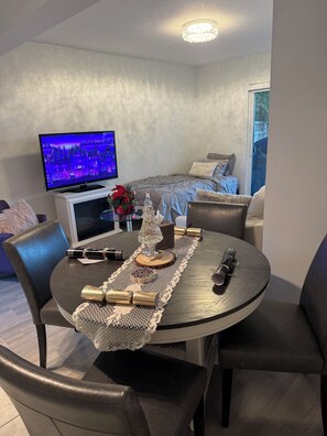 Desk, iron/ironing board, WiFi, bed sheets - Home away from Home | Walnut Grove - Langley (Langley Township)