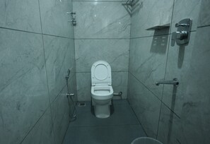 Douche, serviettes fournies, savon, shampoing