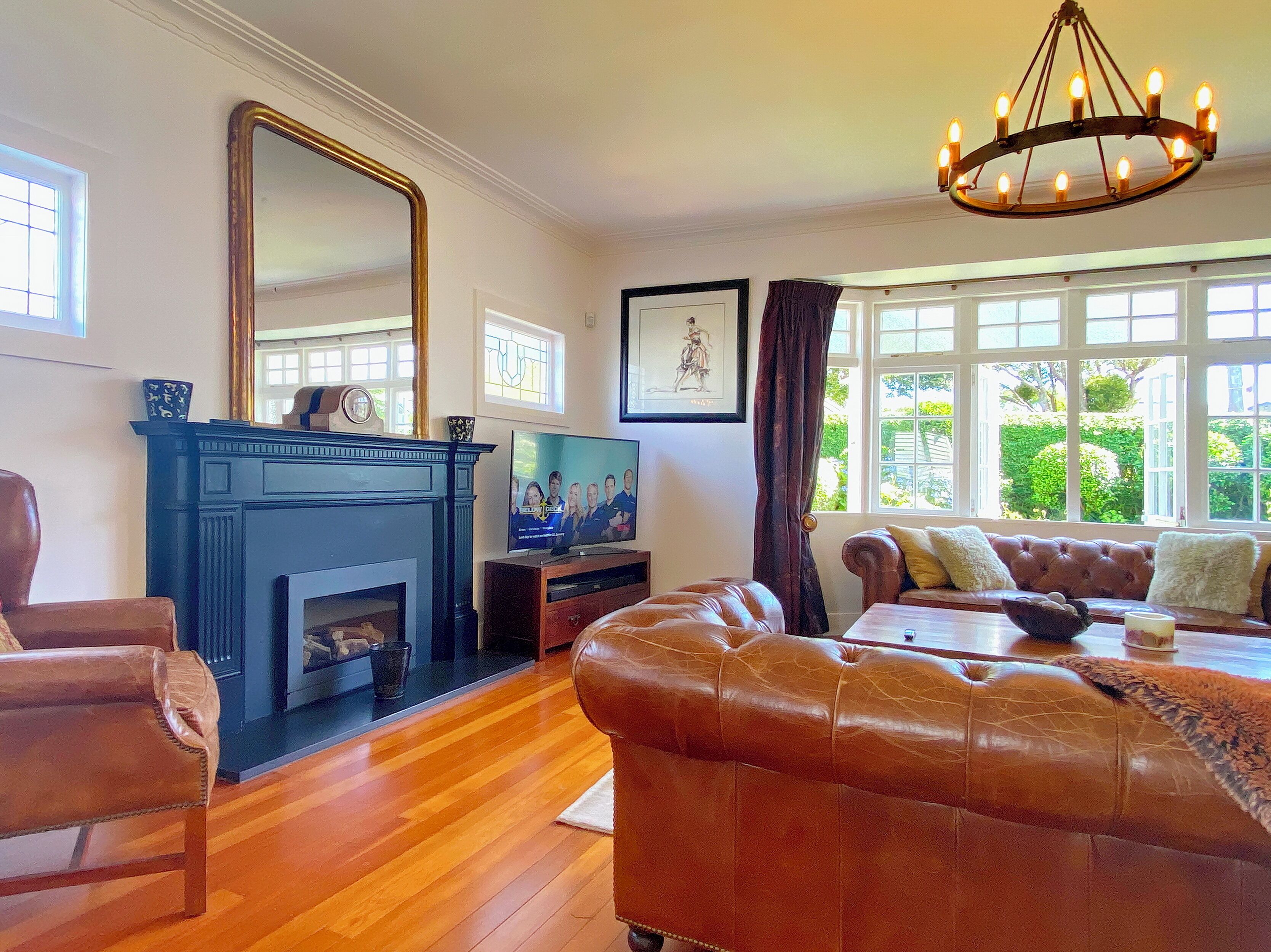 Smart-TV, Bücher, Stereoanlage, Drucker