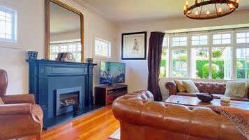 Smart-TV, Bücher, Stereoanlage, Drucker