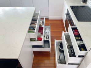 Frigorífic, microones, forn i placa de cuina 
