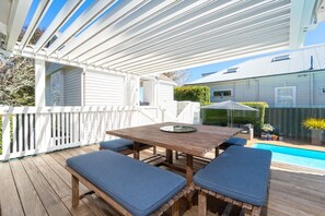 Outdoor dining - Cornwall Park Luxe Retreat | Pool  | Gym | Cinema (Auckland)