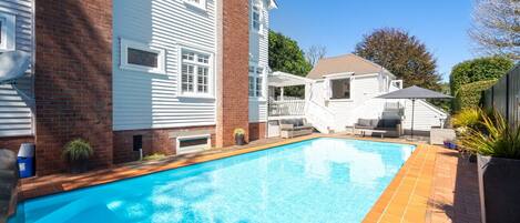 Een buitenzwembad en een verwarmd zwembad