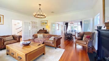 Smart-TV, Bücher, Stereoanlage, Drucker