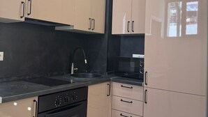 Geladeira, micro-ondas, fogão, cooktop