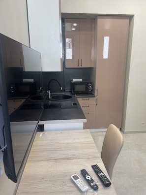 Kühlschrank, Mikrowelle, Ofen, Herdplatte