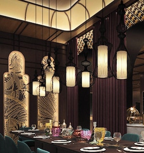 4 restaurants servant le petit déjeuner, spécialités Cuisine indienne