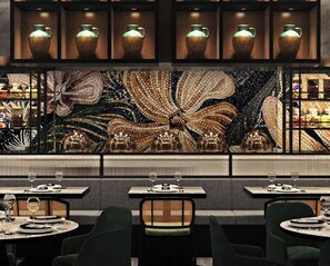 4 restauranter; serverer morgenmad, frokost, aftensmad og indiske retter