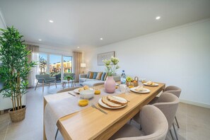 Dining - Relaxing Luz Townhouse · Pool · Garden Oasis near Praia da Luz (Luz)