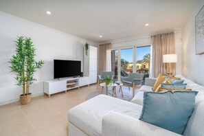 Smart TV - Relaxing Luz Townhouse · Pool · Garden Oasis near Praia da Luz (Luz)