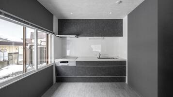 冷蔵庫、電子レンジ、コンロ、ハイチェア