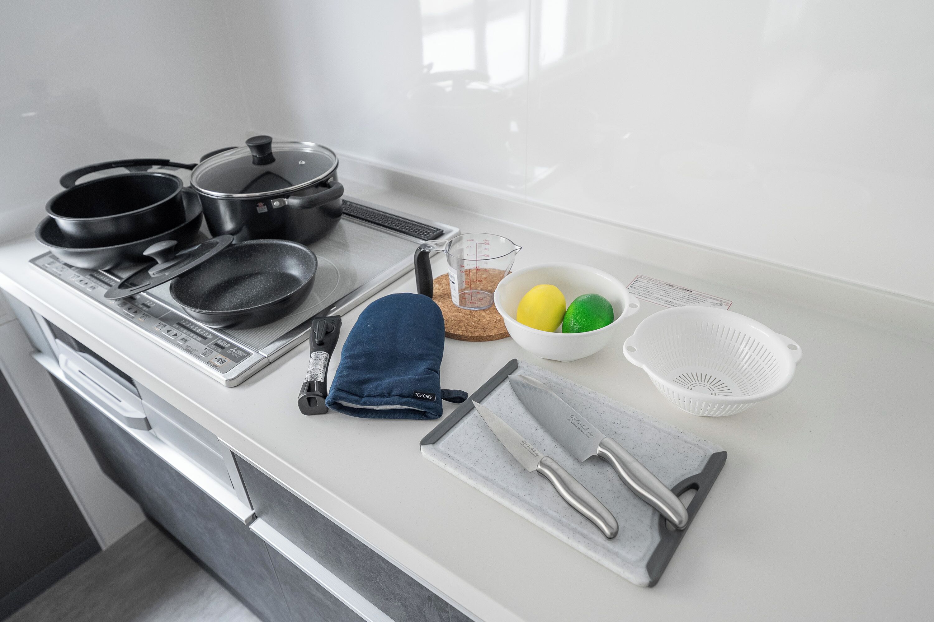 Kylskåp, mikrovågsugn, spishäll och barnstol