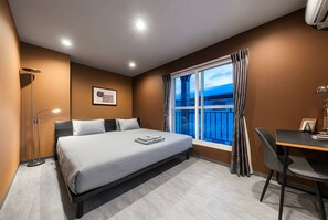 Escritorio, tabla de planchar con plancha y wifi gratis