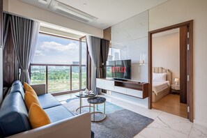 Desk, laptop workspace, free WiFi - Urban Signature Residence Thu Thiem (Thanh pho Ho Chi Minh)