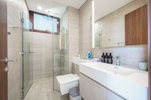 Gratis toiletartikler, hårtørrer, hjemmesko, håndklæder