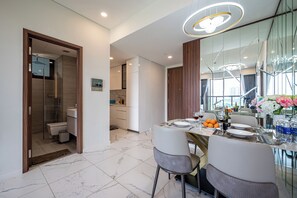 Basic-studiosuite - balkon - byudsigt | Privat køkken | Køleskab, ovn, kogeplade, køkkentøj/tallerkener/redskaber