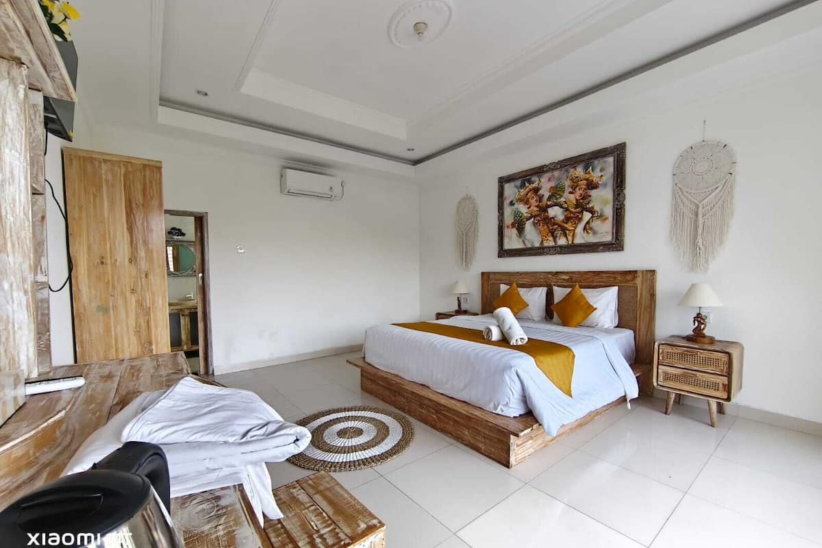 Deluxe tweepersoonskamer, uitzicht op zwembad | Een bureau, gratis wifi