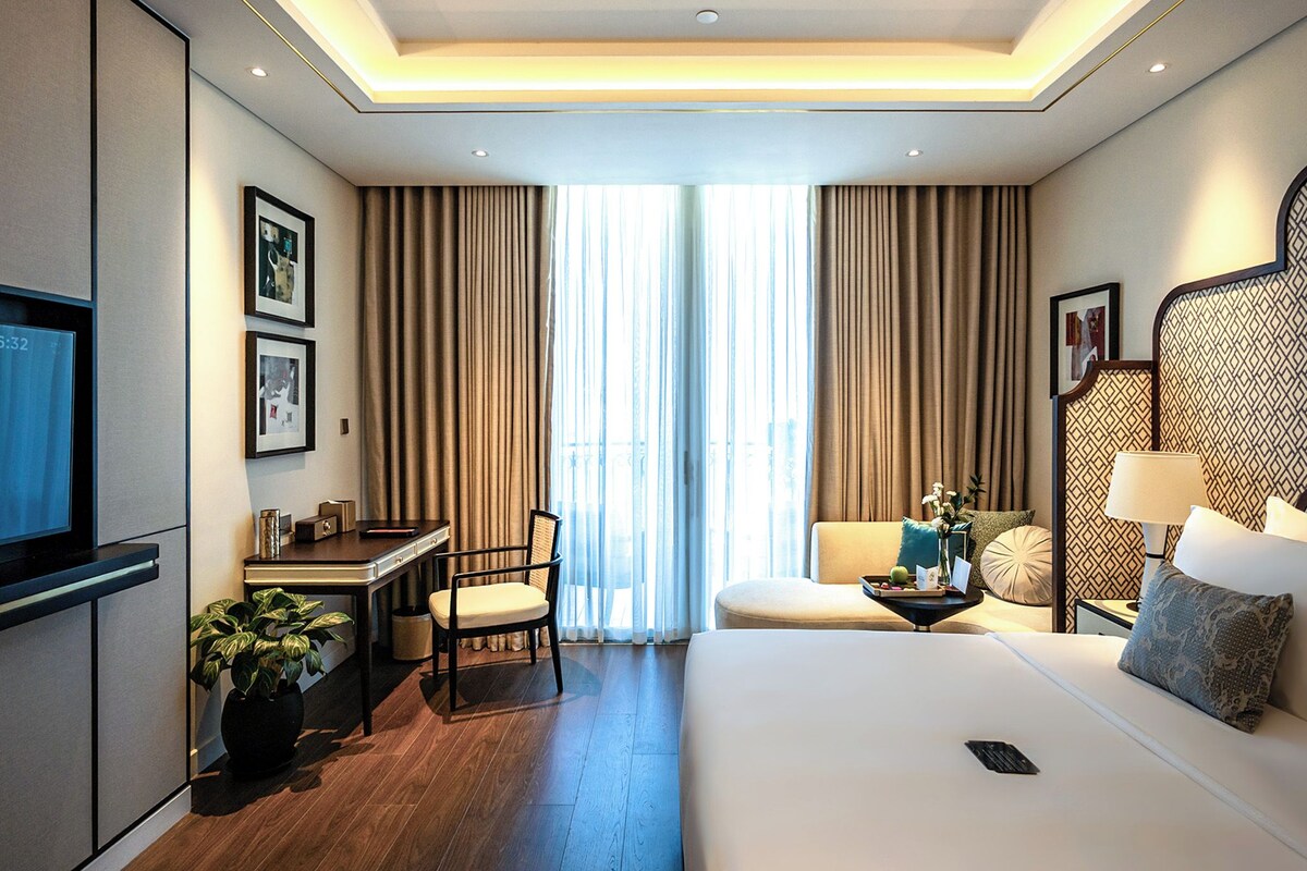 Deluxe Room, 1 King Bed | Minibar (free items), in-room safe, desk, soundproofing