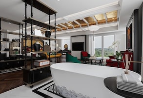 Presidential Suite | Bar mini percuma, peti besi dalam bilik, meja, kalis bunyi 