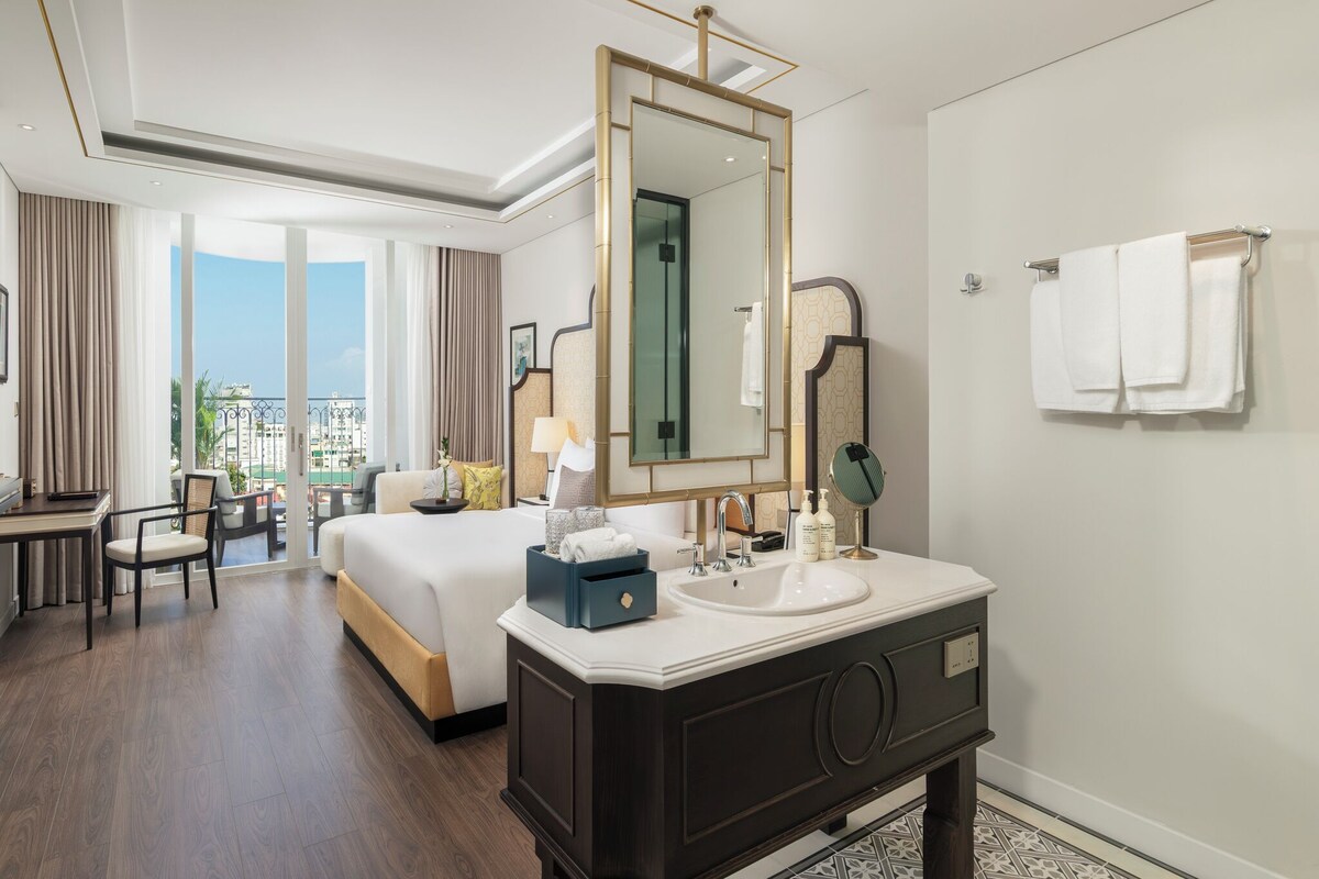 Premier Room, River View | Minibar (free items), in-room safe, desk, soundproofing