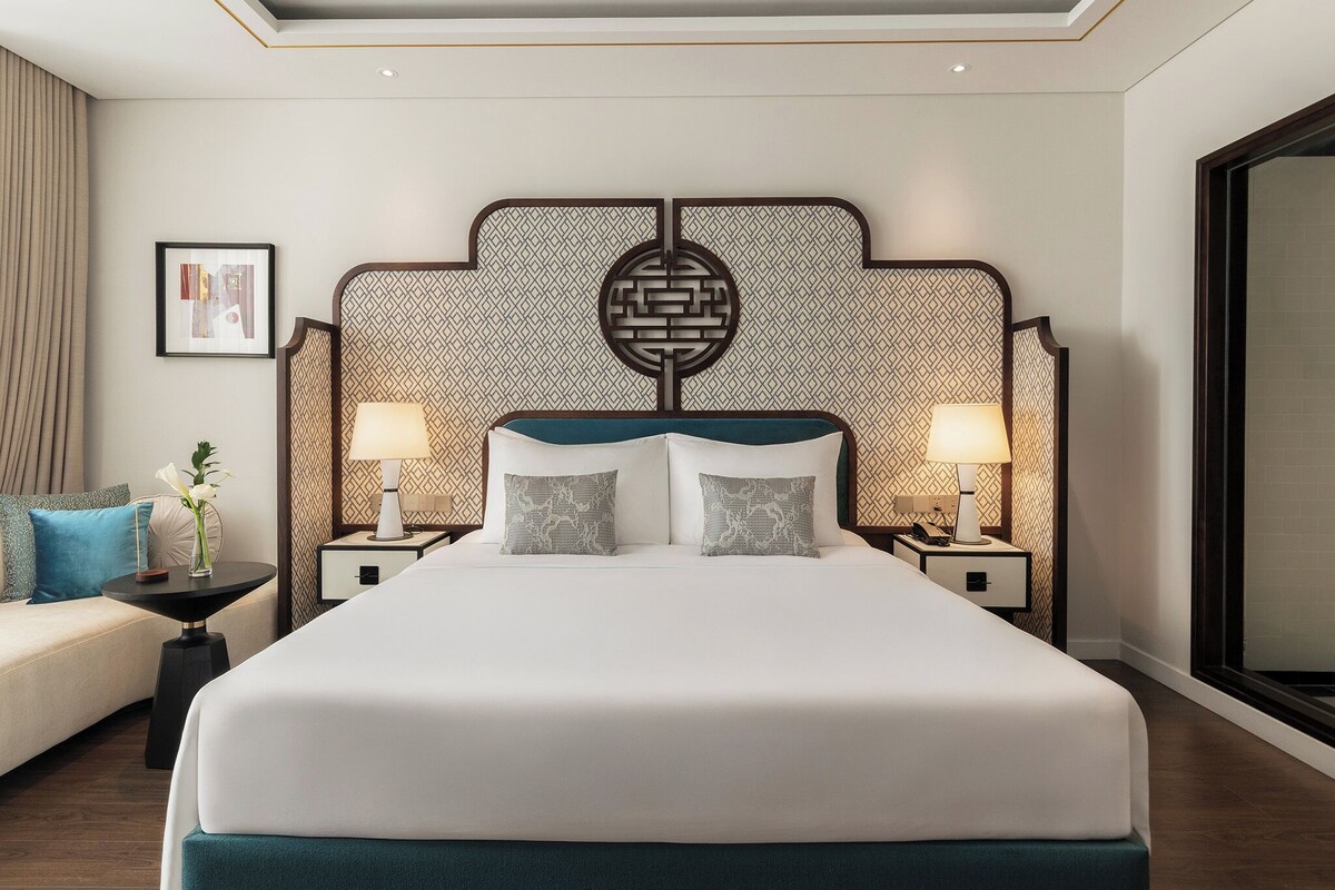 Deluxe Room, 1 King Bed, Corner | Minibar (free items), in-room safe, desk, soundproofing