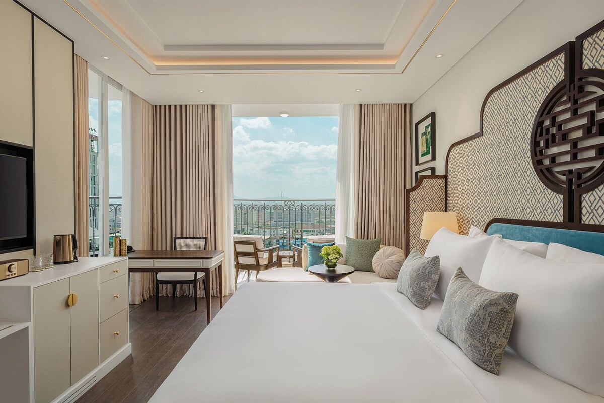 Deluxe Room, 1 King Bed, Corner | Minibar (free items), in-room safe, desk, soundproofing
