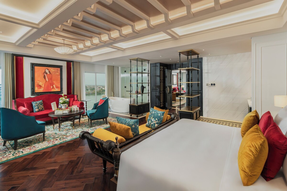 Presidential Suite | Minibar (free items), in-room safe, desk, soundproofing