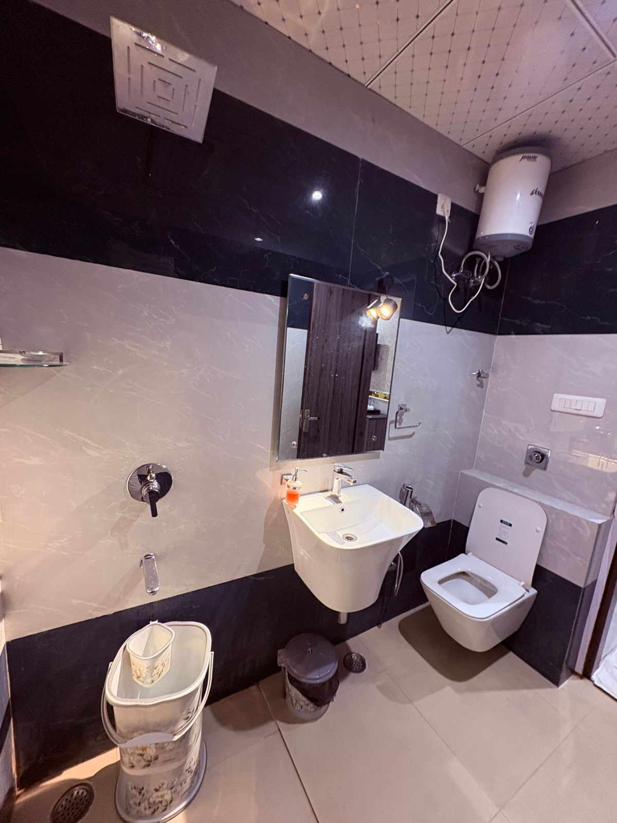 Comfort-studio | Kylpyhuone | Suihku, tohvelit, bidee