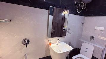 Comfort-studio | Kylpyhuone | Suihku, tohvelit, bidee