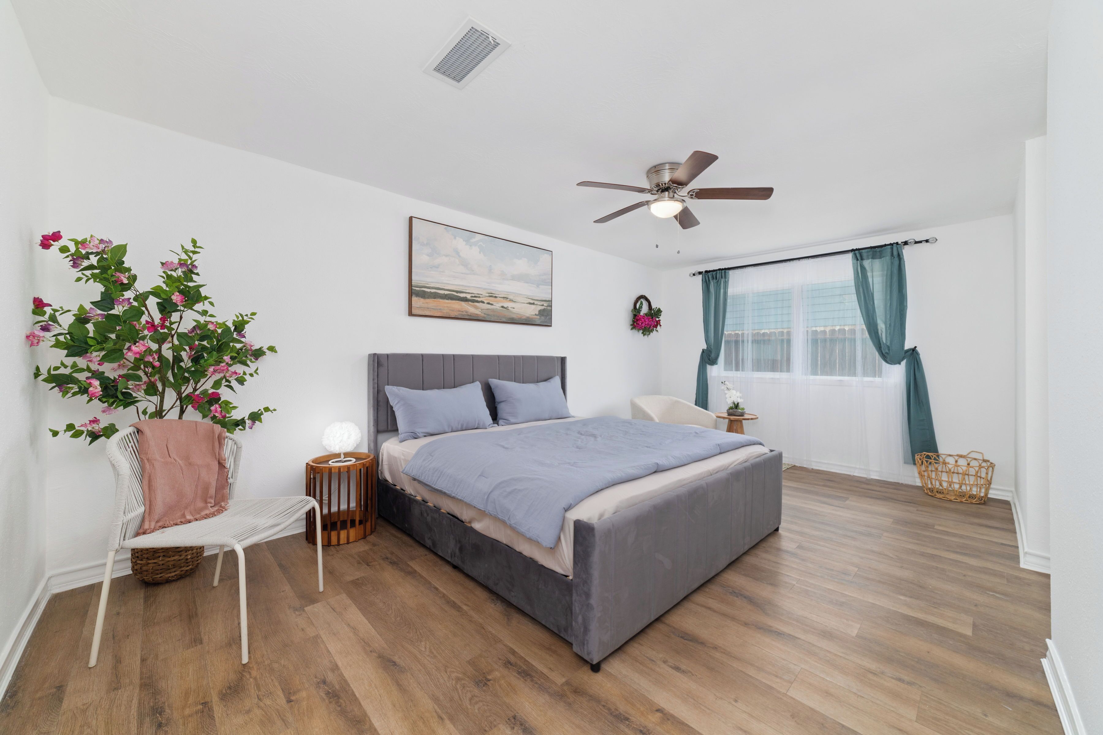 4 habitaciones, escritorio, tabla de planchar con plancha y wifi gratis 