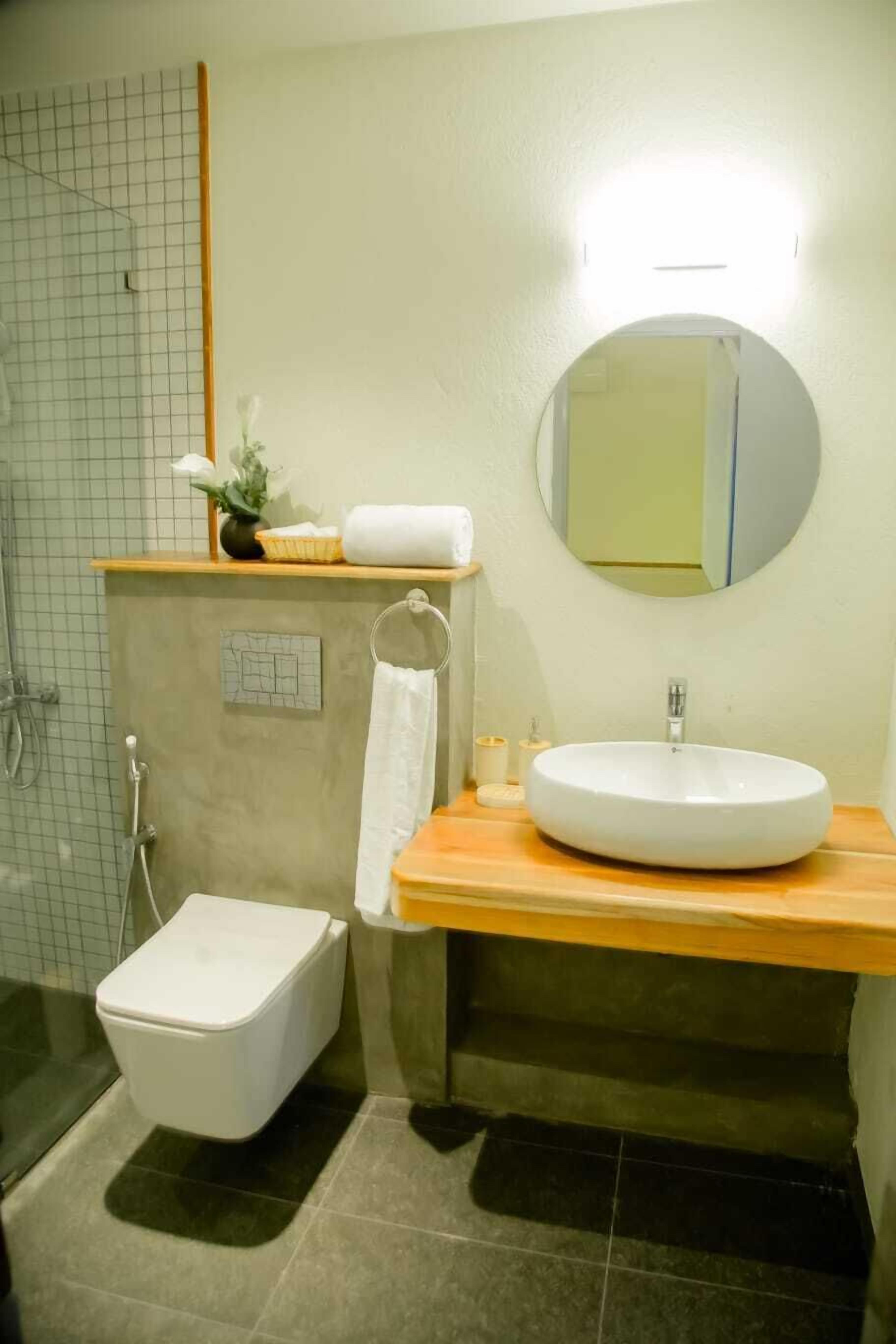 Luxury Double Room, 1 King Bed | Bathroom | Shower, towels, soap, shampoo