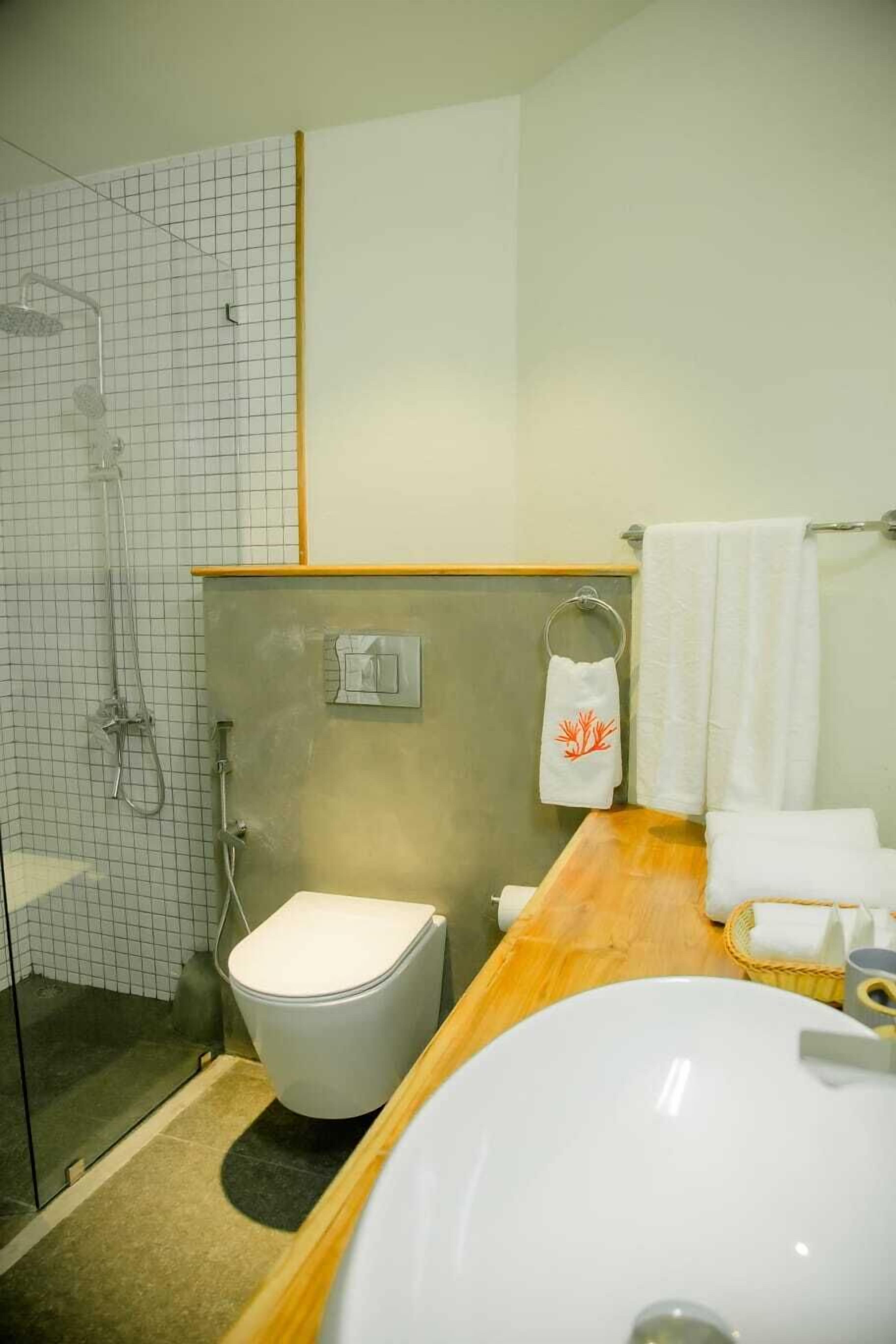 Ducha, toallas, jabón, shampoo