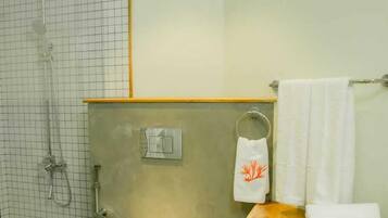 Luxury Double Room, 1 King Bed | Bathroom | Shower, towels, soap, shampoo