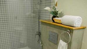 Un baño con ducha, inodoro y lavabo.
