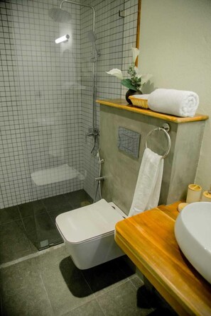 Luxury Double Room, 1 King Bed | Bathroom | Shower, towels, soap, shampoo - Elysium Villa (Unawatuna)