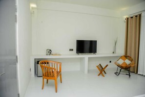 Luxury Double Room, 1 King Bed | Living area - Elysium Villa (Unawatuna)