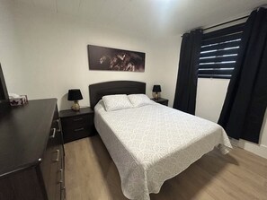 WiFi, bed sheets - Spacious Two-Storey Home, 3 Bedrooms, 2 Bathrooms, 2 Living Rooms, Parking (Rivière-du-Loup)