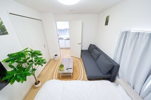 WiFi - Under The Moon 3 minutes from Shin-Okubo Station (Hyakunincho, Shinjuku-ku)