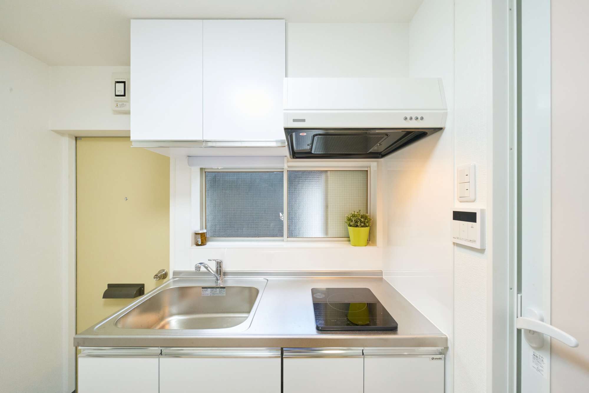 Refrigerador, microondas, placa de cocina, utensilios de cocina