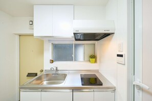 Refrigerador, microondas, placa de cocina, utensilios de cocina