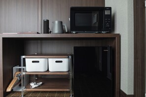 Phòng 4 cơ bản, không hút thuốc, quang cảnh thành phố | Màn/rèm cản sáng, truy cập Internet không dây miễn phí, bộ trải giường 