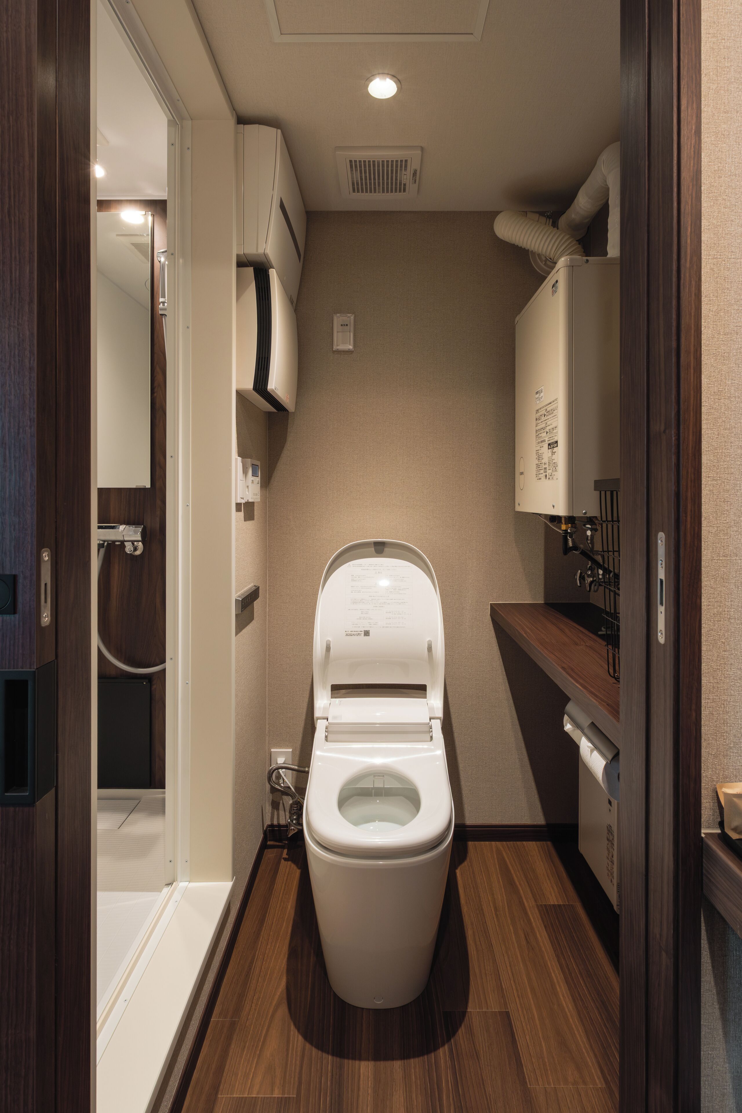 Ducha, artículos de tocador gratuitos, secador de pelo, pantuflas