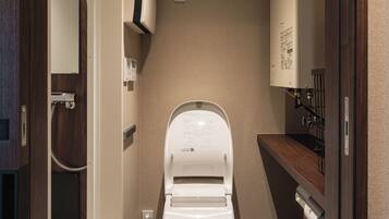 Ducha, artículos de tocador gratuitos, secador de pelo, pantuflas