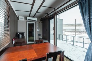 Phòng 4 cơ bản, không hút thuốc, quang cảnh thành phố | Màn/rèm cản sáng, truy cập Internet không dây miễn phí, bộ trải giường 