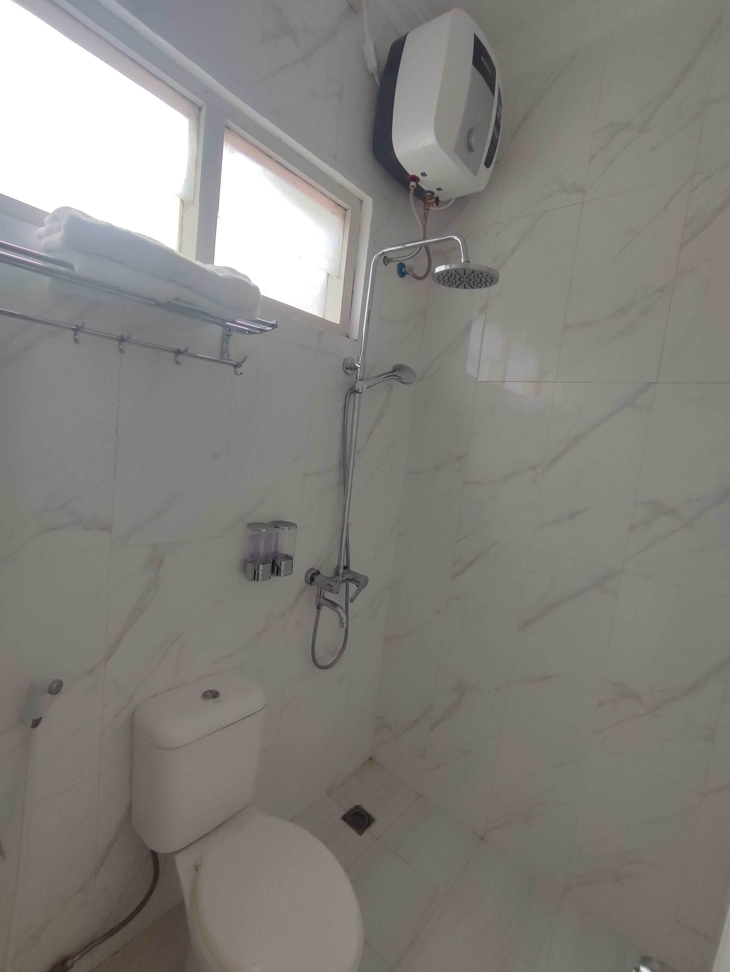 Chambre Double Standard | Salle de bain | Douche, serviettes fournies, savon, shampoing