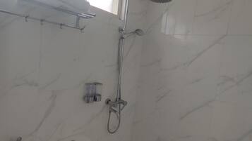 Chambre Double Standard | Salle de bain | Douche, serviettes fournies, savon, shampoing