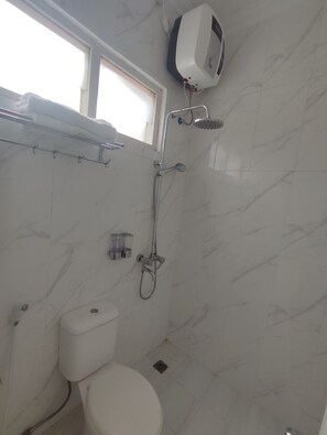 Standard Double Room | Bathroom | Shower, towels, soap, shampoo - House of Masjid Jogokariyan Kaliurang (Yogyakarta)