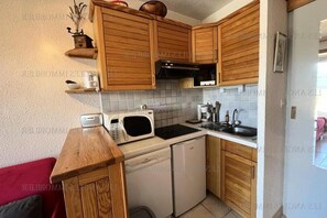 Fridge, stovetop, dishwasher, coffee/tea maker - Residence Les Mouflons (LES ANGLES)