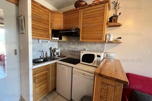 Fridge, stovetop, dishwasher, coffee/tea maker - Residence Les Mouflons (LES ANGLES)