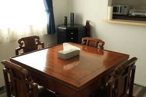 Dining - Tanzhage in a newly built house in the countryside near the sea. (糸満市)